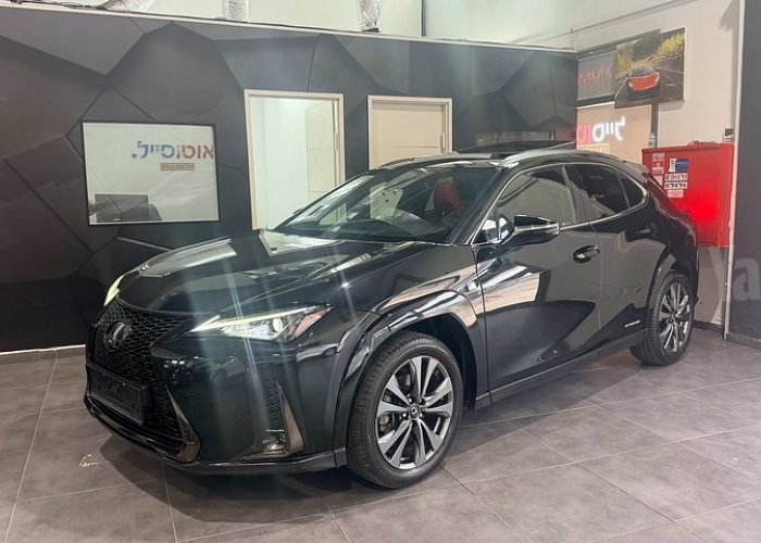 לקסוס UX250H 